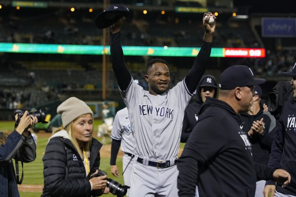 Yankees top 28 jersey